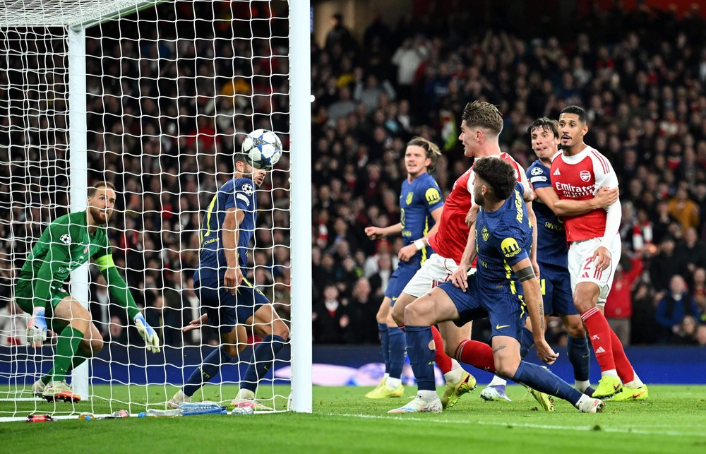 Arsenal: Trừng phạt Atletico bằng bóng chết - Ảnh 1.