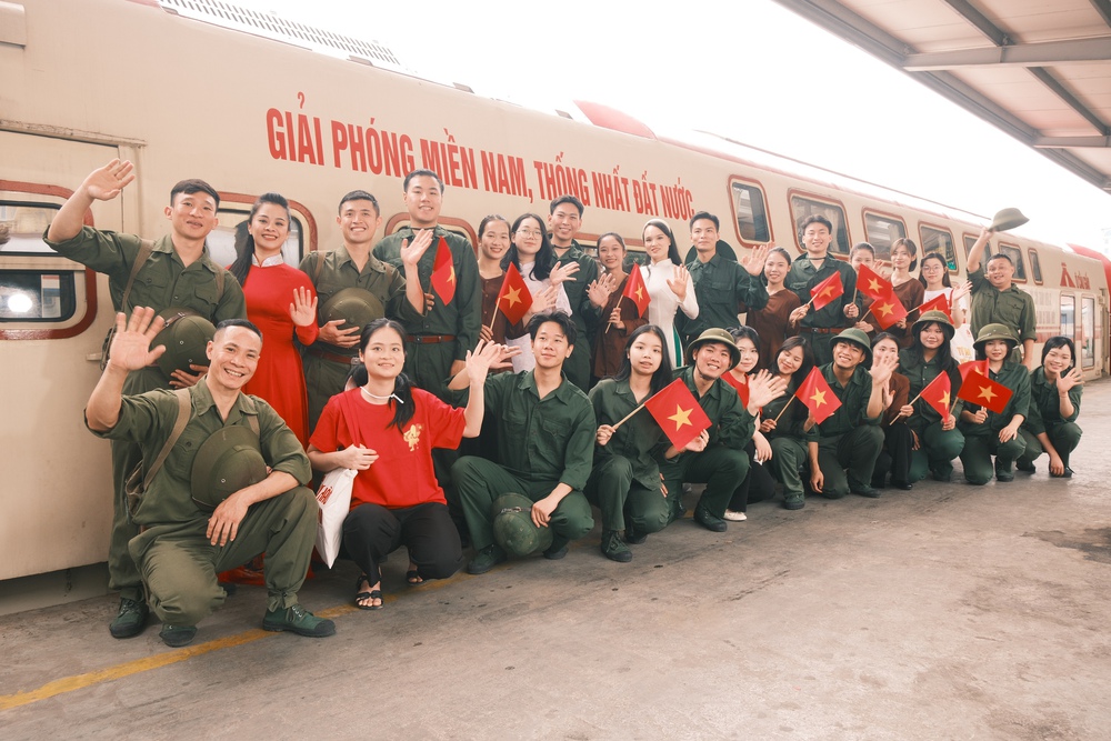 "Chạm vào ký ức" với chuyến tàu Hà Nội 5 Cửa Ô đặc biệt dịp 30/4 – 1/5 - Ảnh 7.