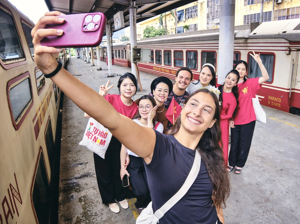"Chạm vào ký ức" với chuyến tàu Hà Nội 5 Cửa Ô đặc biệt dịp 30/4 – 1/5 - Ảnh 5.