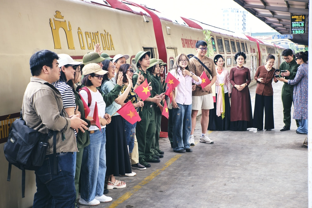 "Chạm vào ký ức" với chuyến tàu Hà Nội 5 Cửa Ô đặc biệt dịp 30/4 – 1/5 - Ảnh 6.