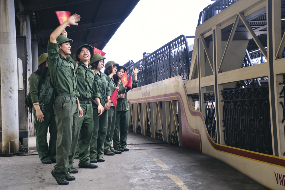 "Chạm vào ký ức" với chuyến tàu Hà Nội 5 Cửa Ô đặc biệt dịp 30/4 – 1/5 - Ảnh 3.