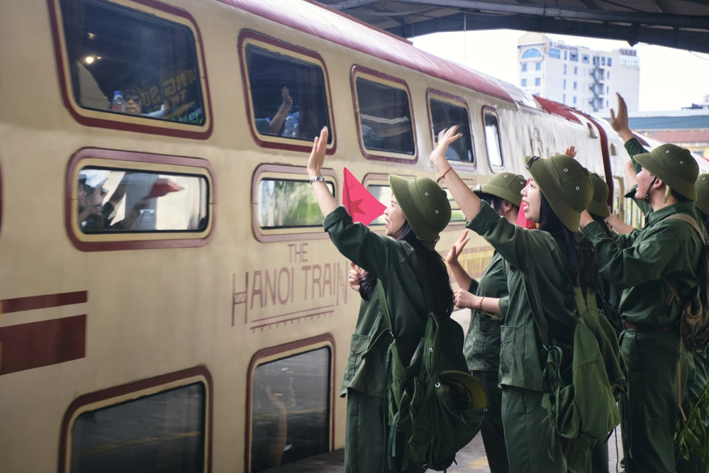 "Chạm vào ký ức" với chuyến tàu Hà Nội 5 Cửa Ô đặc biệt dịp 30/4 – 1/5 - Ảnh 2.