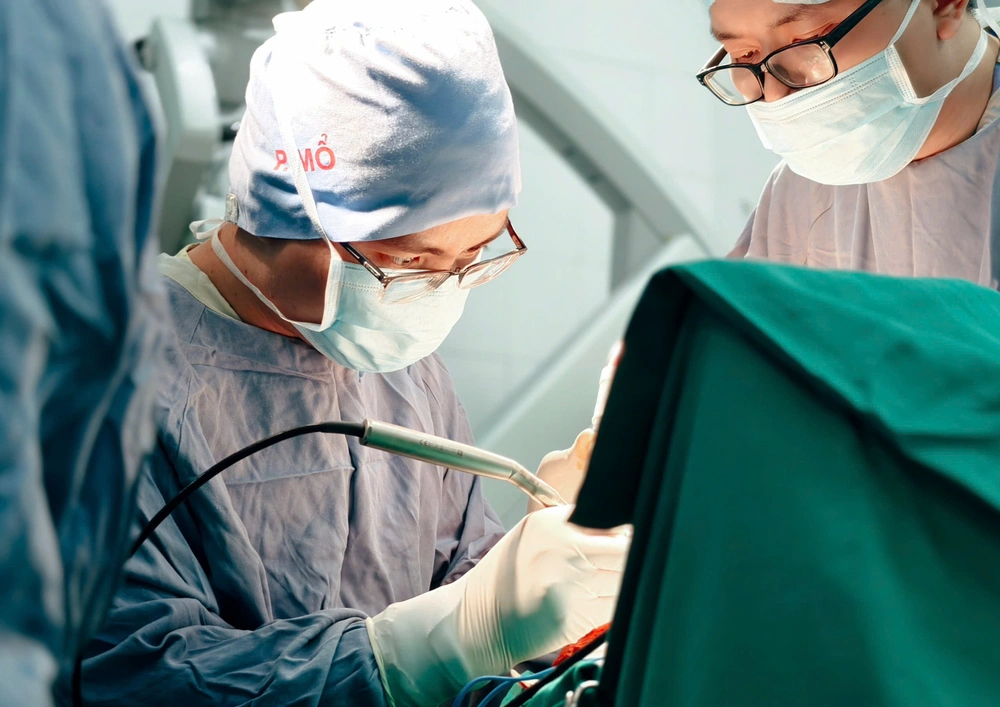 Bị bạn học lén đặt bút dưới chỗ ngồi, nam sinh 12 tuổi tổn thương vùng kín nghiêm trọng - Ảnh 3.