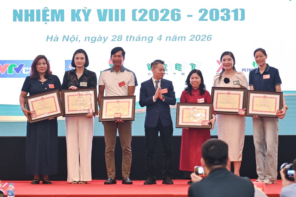 3 huyền thoại Kim Huệ, Phạm Thị Yến và Ngọc Hoa được vinh danh vì sự nghiệp bóng chuyền Việt Nam - Ảnh 1.