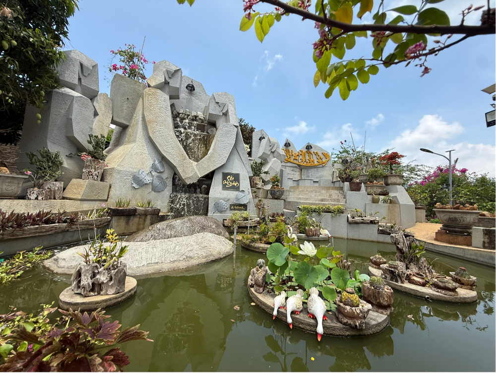 Điêu khắc gia Ngô Xuân Lai với “Vườn X” Côn Đảo - Ảnh 2.