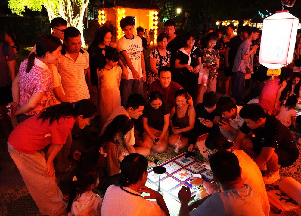 Chương trình miễn vé vào Đại Nội về đêm thu hút lượng lớn du khách - Ảnh 7.
