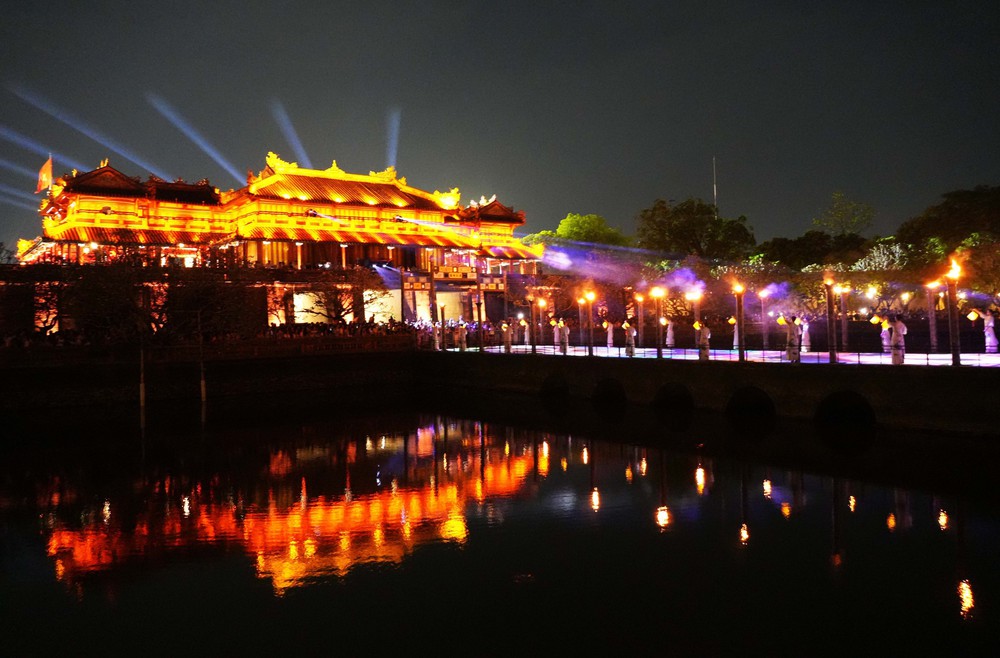 Chương trình miễn vé vào Đại Nội về đêm thu hút lượng lớn du khách - Ảnh 2.