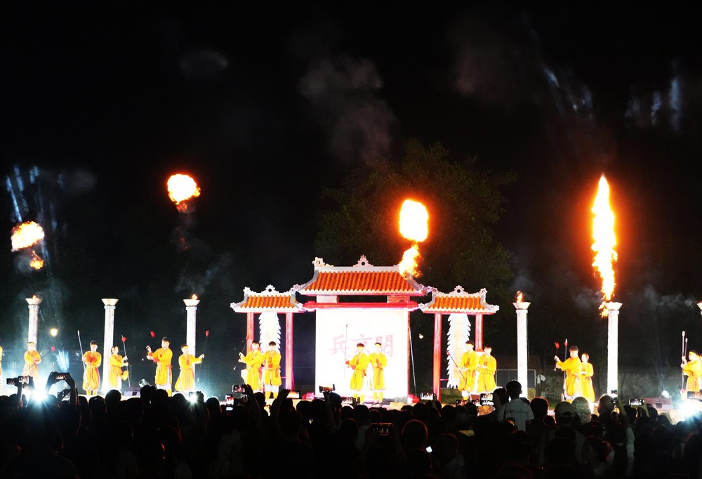 Chương trình miễn vé vào Đại Nội về đêm thu hút lượng lớn du khách - Ảnh 6.