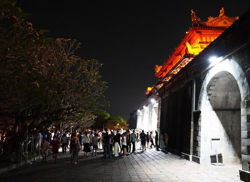 Chương trình miễn vé vào Đại Nội về đêm thu hút lượng lớn du khách - Ảnh 4.