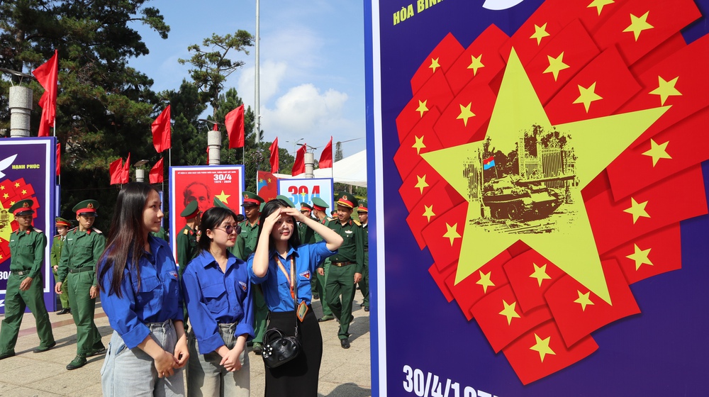 Chiêm ngưỡng 150 tranh cổ động khổ lớn về Ngày thống nhất đất nước - Ảnh 4.