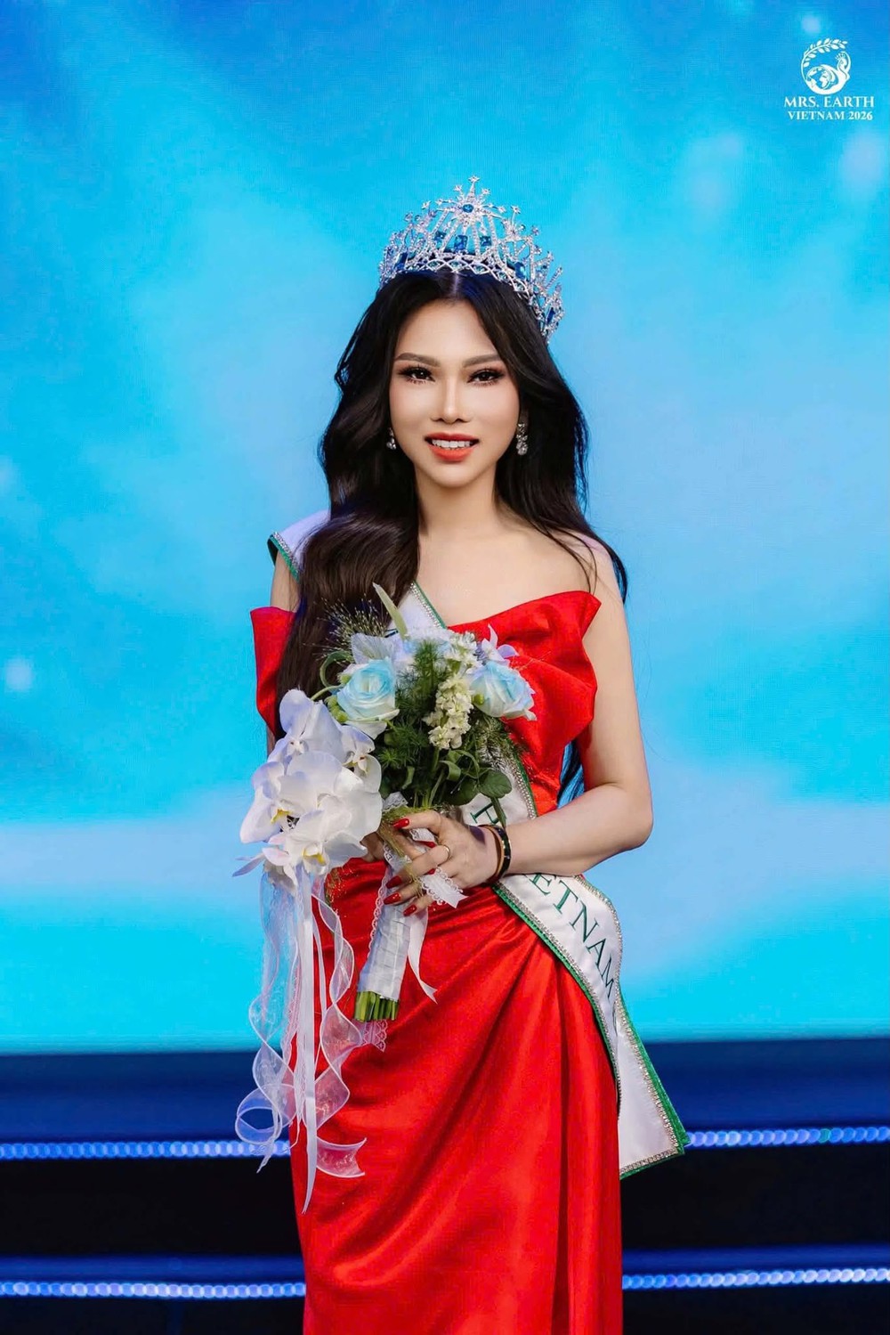 Nguyễn Khuê Thu viết nên kỳ tích khi chạm tay tới vương miện Mrs Earth Vietnam 2026 - Ảnh 1.