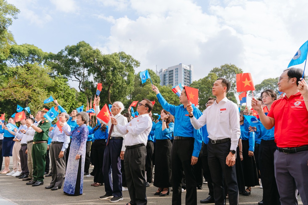 51 năm thống nhất đất nước: Lan tỏa tinh thần yêu nước từ Lễ chào cờ "Tôi yêu Tổ quốc tôi" - Ảnh 3.