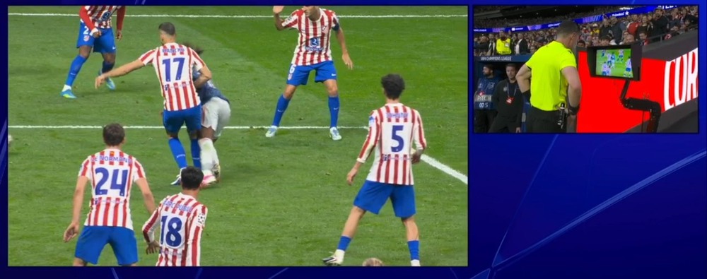 Trọng tài xem VAR saut tình huống va chạm trong vòng cấm Atletico Madrid giữa David Hancko và Eze