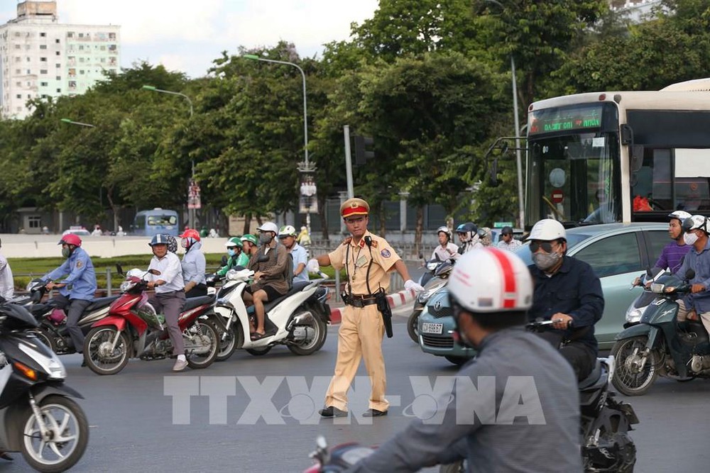 Cảnh sát giao thông Hà Nội “trực chiến” 24/24 giờ, bảo đảm giao thông thông suốt dịp nghỉ lễ 30/4 - 1/5 - Ảnh 1.
