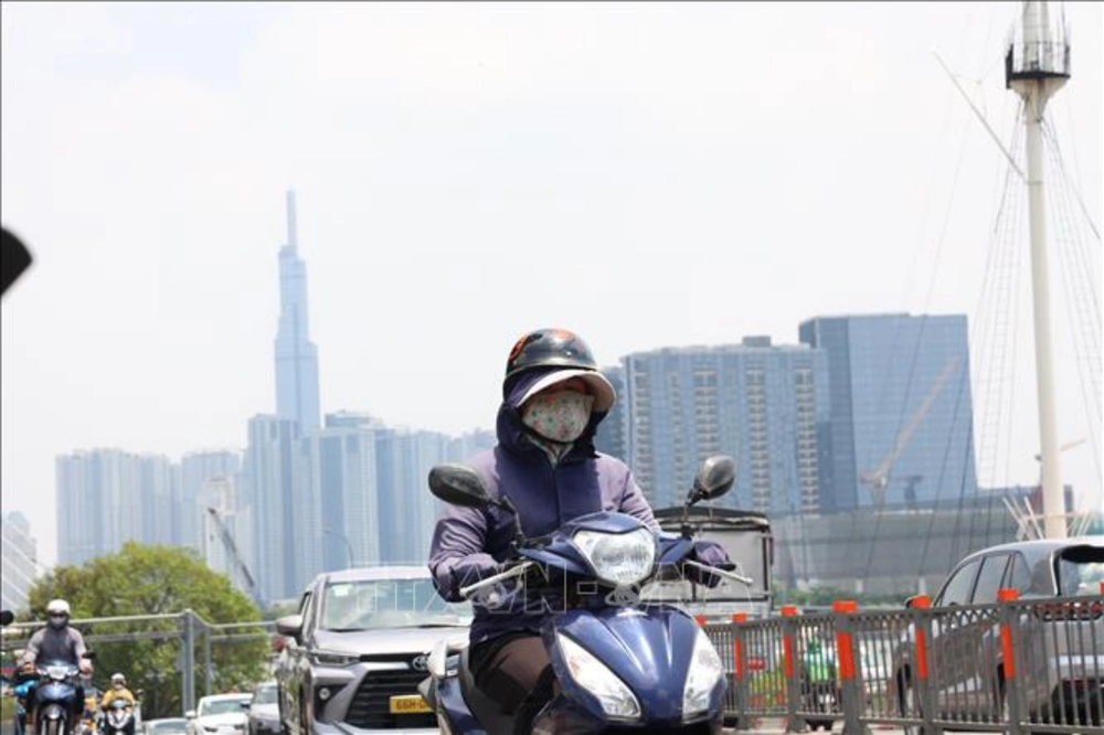 Thời tiết ngày 30/4: Nam Bộ nắng nóng diện rộng, nguy cơ dông lốc chiều tối - Ảnh 2.