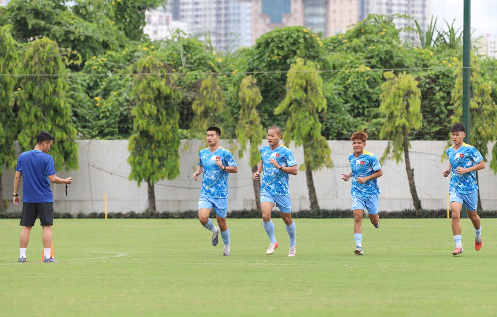 HLV Nhật Bản kiểm tra thể lực, cầu thủ U19 Việt Nam thích ứng nhanh - Ảnh 1.