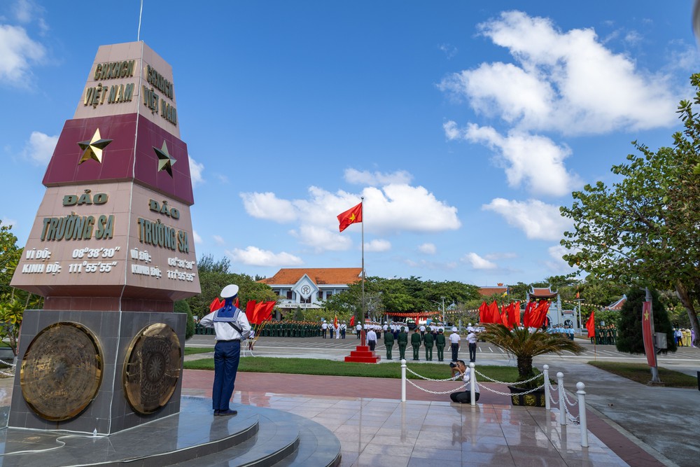 Đem cờ Tổ quốc ra nơi đầu sóng ngọn gió ở Trường Sa - Ảnh 7.