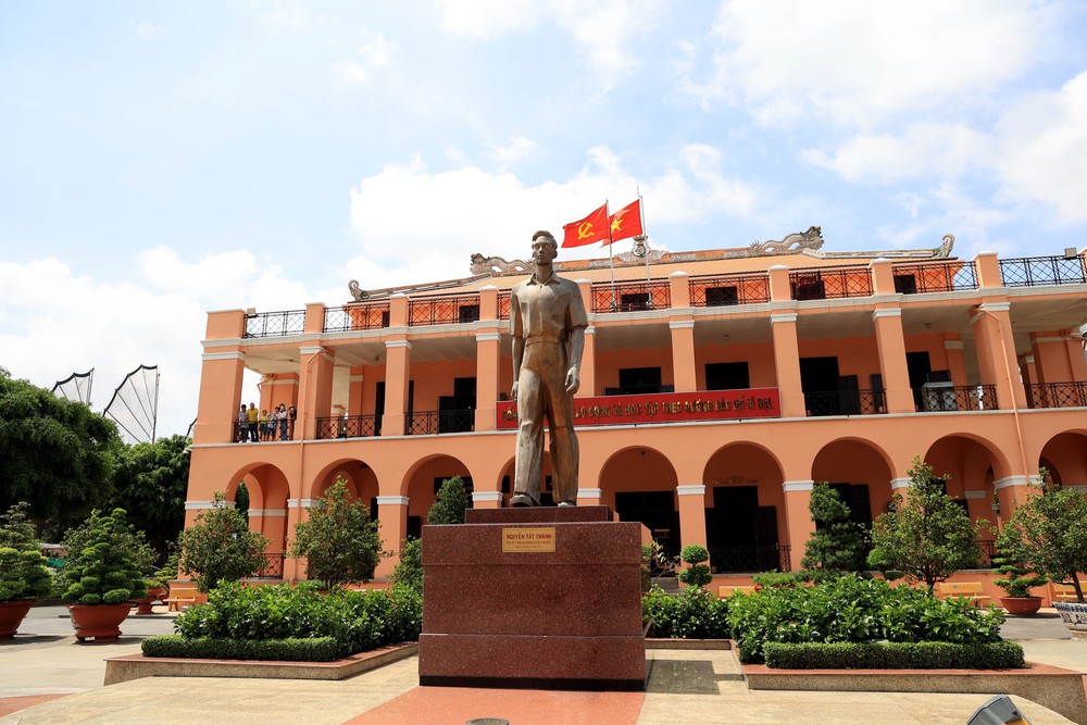 Nắng vàng cuối tháng Tư tôn vinh dấu ấn lịch sử giữa lòng TP. Hồ Chí Minh - Ảnh 7.
