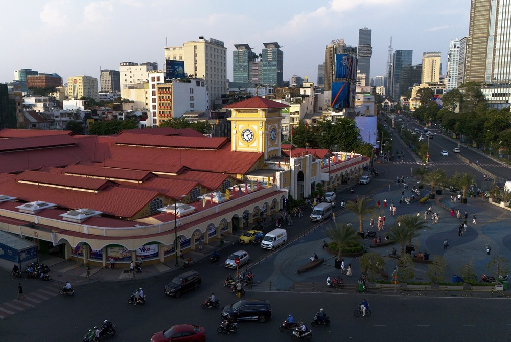 Nắng vàng cuối tháng Tư tôn vinh dấu ấn lịch sử giữa lòng TP. Hồ Chí Minh - Ảnh 2.