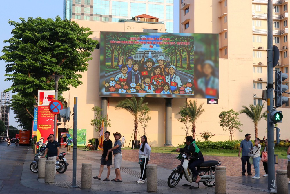 TP Hồ Chí Minh: Rộn ràng cờ hoa chào mừng 51 năm Ngày thống nhất đất nước - Ảnh 2.