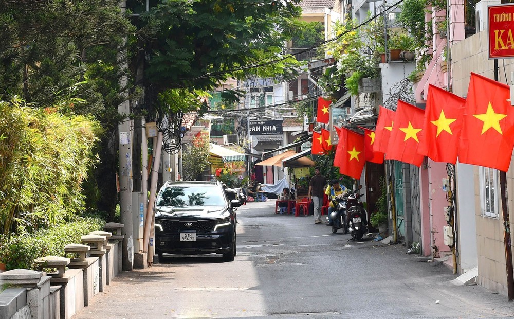TP Hồ Chí Minh: Rộn ràng cờ hoa chào mừng 51 năm Ngày thống nhất đất nước - Ảnh 3.