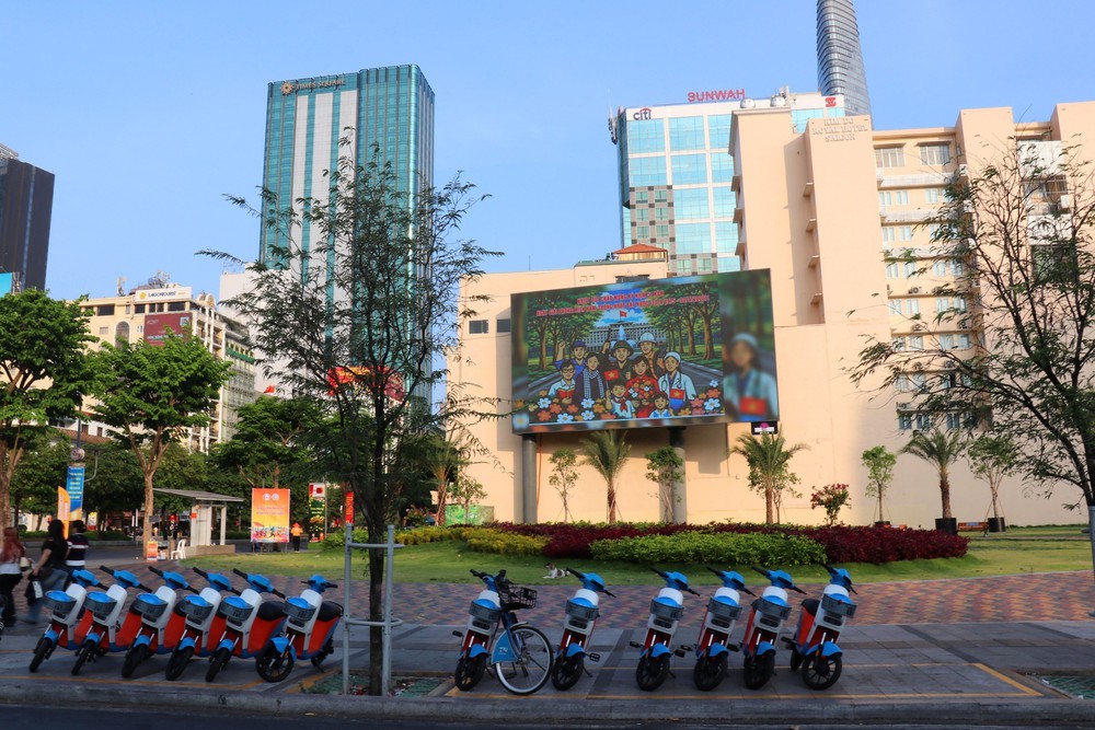 TP Hồ Chí Minh: Rộn ràng cờ hoa chào mừng 51 năm Ngày thống nhất đất nước - Ảnh 4.