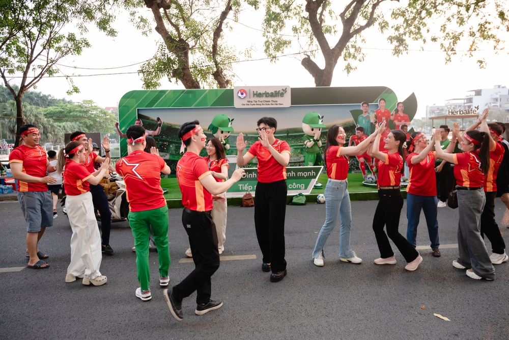 Herbalife Việt Nam tổ chức Fanzone tiếp lửa tuyển Việt Nam trước trận gặp Malaysia - Ảnh 2.