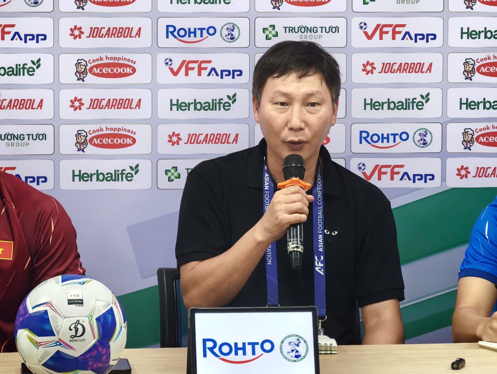 Tin nóng bóng đá Việt hôm nay 4/4: HLV Kim Sang Sik chạm cột mốc của ông Park Hang Seo; U20 Việt Nam quyết có điểm trước Thái Lan - Ảnh 1. Tin nóng bóng đá Việt hôm nay 4/4: HLV Kim Sang Sik chạm cột mốc của ông Park Hang Seo; U20 Việt Nam quyết có điểm trước Thái Lan - Ảnh 1.