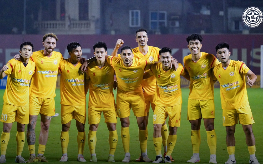 CAHN ăn mừng bàn thắng vào lưới PVF CAND ở vòng 18 V-League