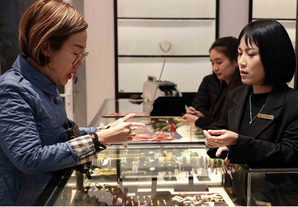 Giá vàng sáng 3/4 tăng 1 triệu đồng/lượng - Ảnh 1.