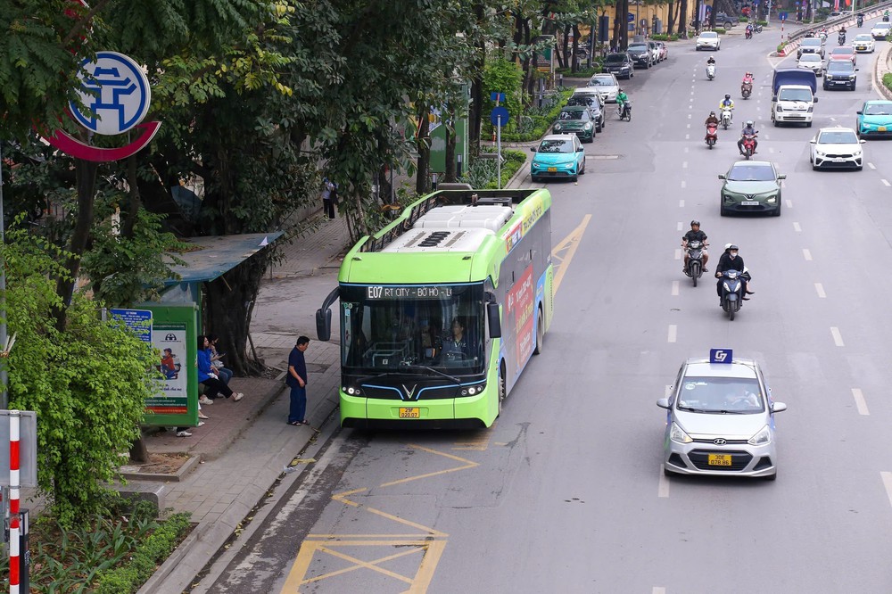 Hà Nội đặt mục tiêu 30% đi lại bằng phương tiện công cộng để giảm ùn tắc - Ảnh 1.