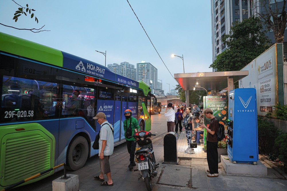 Hà Nội đặt mục tiêu 30% đi lại bằng phương tiện công cộng để giảm ùn tắc - Ảnh 2.