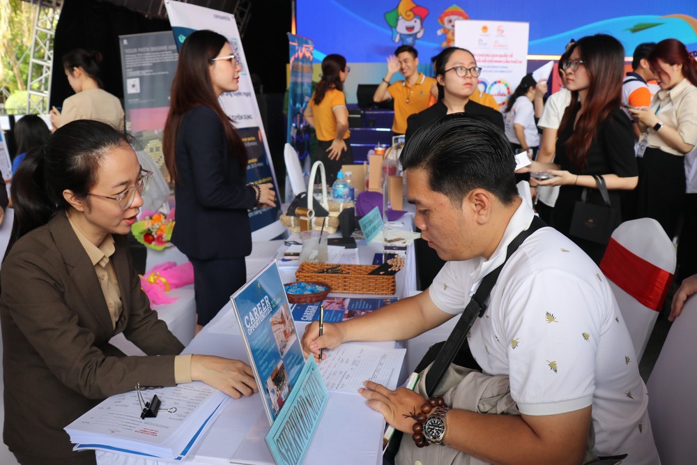 Ngành du lịch Thành phố Hồ Chí Minh tuyển gấp gần 5.000 nhân sự - Ảnh 1.