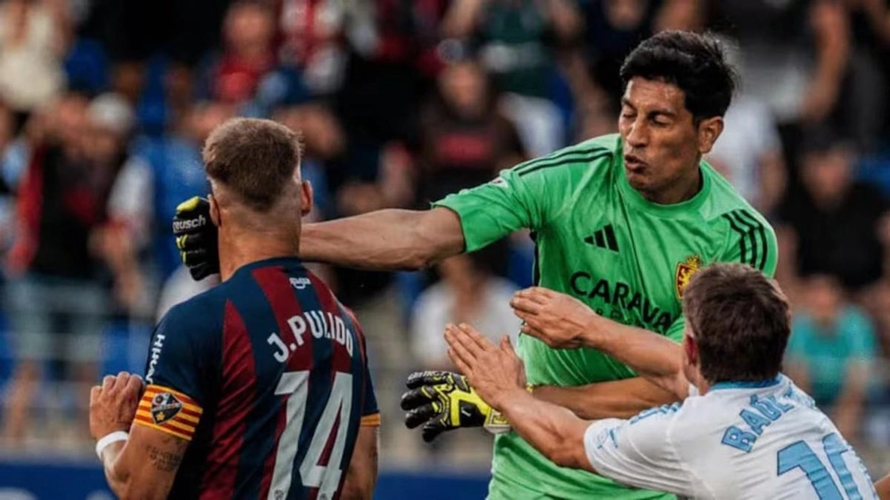 Thủ môn của Real Zaragoza bị cấm thi đấu 13 trận - Ảnh 1.