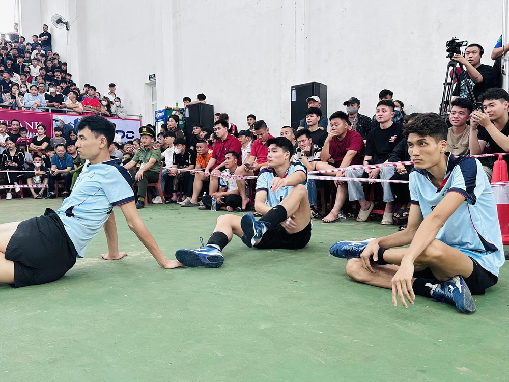 Giải bóng chuyền hội làng quá hot, trận chung kết phải tạm hoãn vì vỡ sân - Ảnh 2.