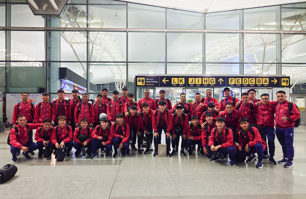 U17 Việt Nam lên đường lúc nửa đêm, HLV Roland gây bất ngờ ở danh sách rút gọn - Ảnh 1.