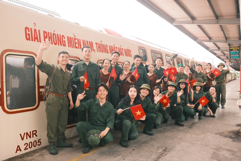 “Hà Nội 5 cửa ô” - Chạm vào ký ức 30/4 qua một hành trình đặc biệt” - Ảnh 1.