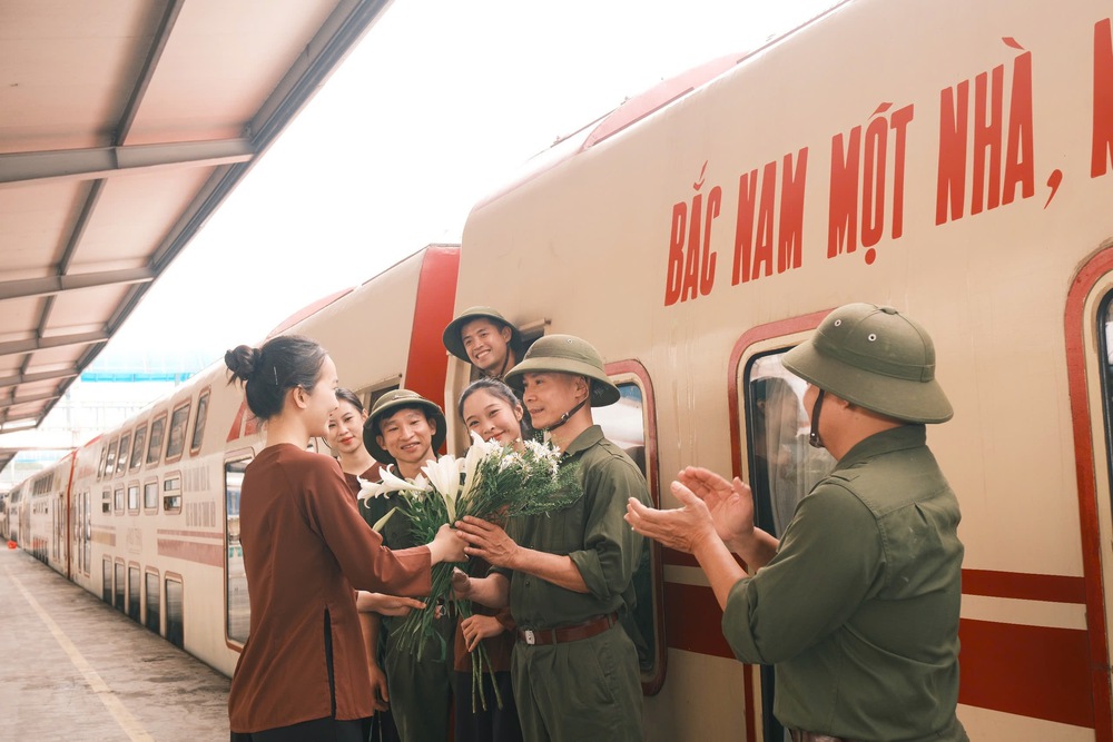 “Hà Nội 5 cửa ô” - Chạm vào ký ức 30/4 qua một hành trình đặc biệt” - Ảnh 3.