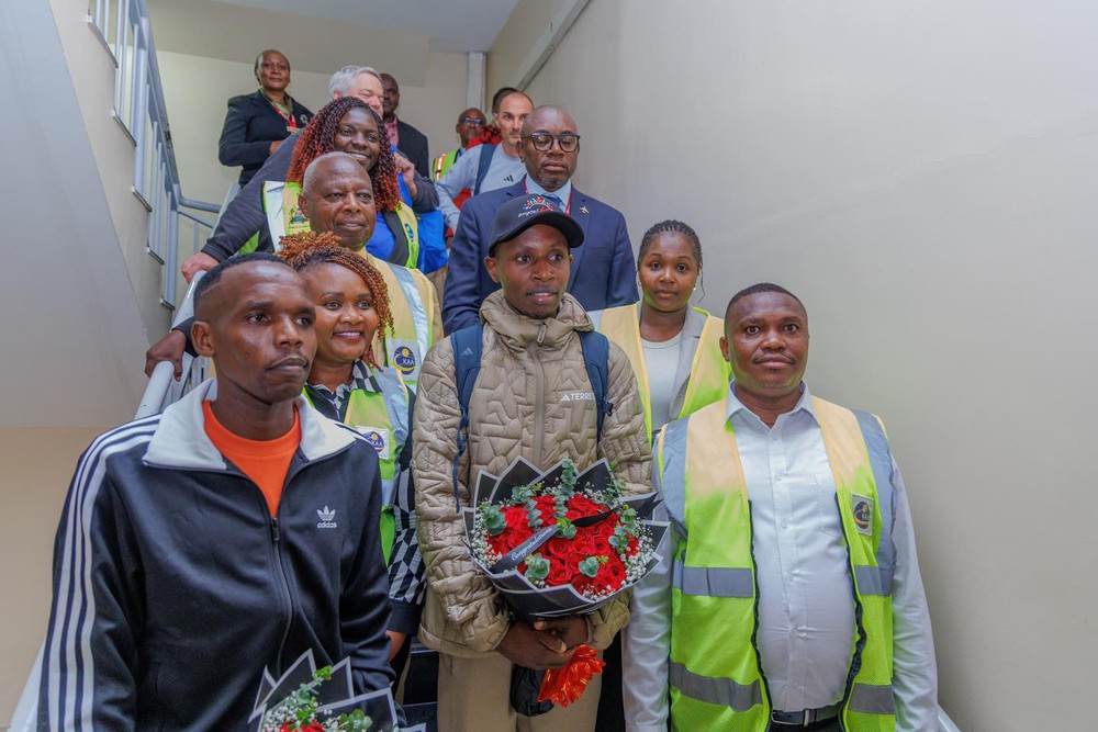 Sabastian Sawe được chào đón như người hùng ở quê nhà Kenya sau khi lập kỷ lục chạy marathon dưới 2 giờ - Ảnh 2.
