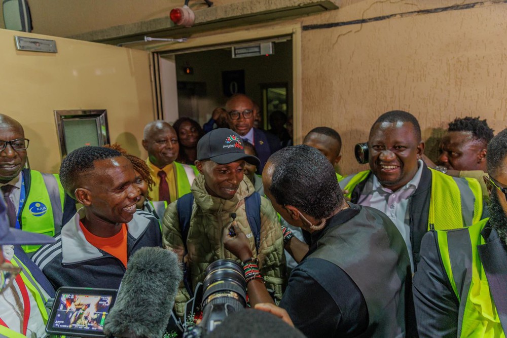 Sabastian Sawe được chào đón như người hùng ở quê nhà Kenya sau khi lập kỷ lục chạy marathon dưới 2 giờ - Ảnh 3.