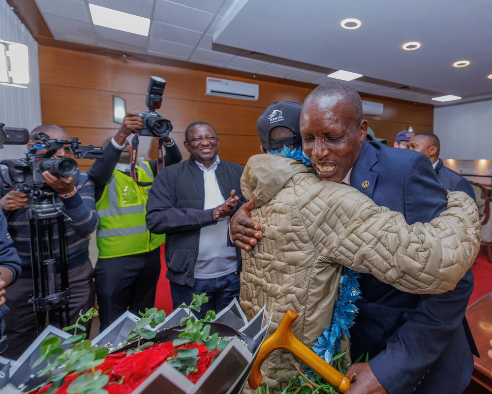 Sabastian Sawe được chào đón như người hùng ở quê nhà Kenya sau khi lập kỷ lục chạy marathon dưới 2 giờ - Ảnh 4.