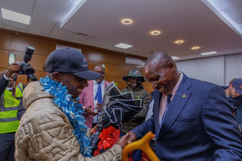 Sabastian Sawe được chào đón như người hùng ở quê nhà Kenya sau khi lập kỷ lục chạy marathon dưới 2 giờ - Ảnh 5.
