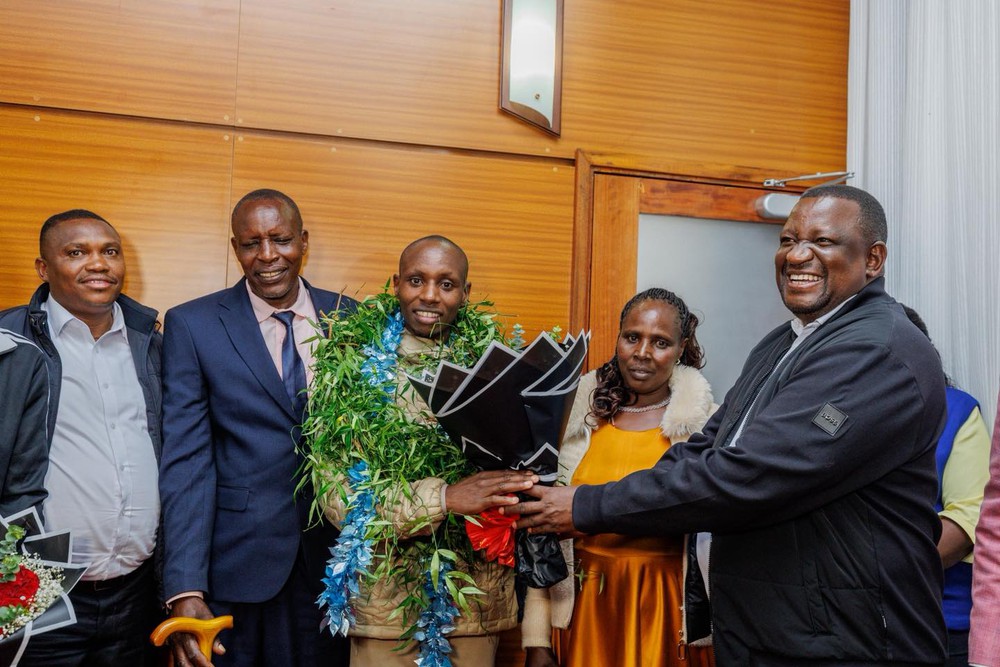 Sabastian Sawe được chào đón như người hùng ở quê nhà Kenya sau khi lập kỷ lục chạy marathon dưới 2 giờ - Ảnh 6.