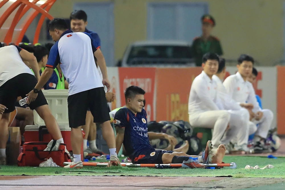 HLV Polking tiết lộ bất ngờ về chấn thương của Quang Hải - Ảnh 1.