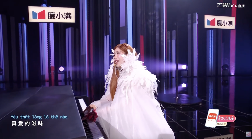 Trang Pháp chơi piano, múa cột ở mở màn “Đạp gió 2026” - Ảnh 1.