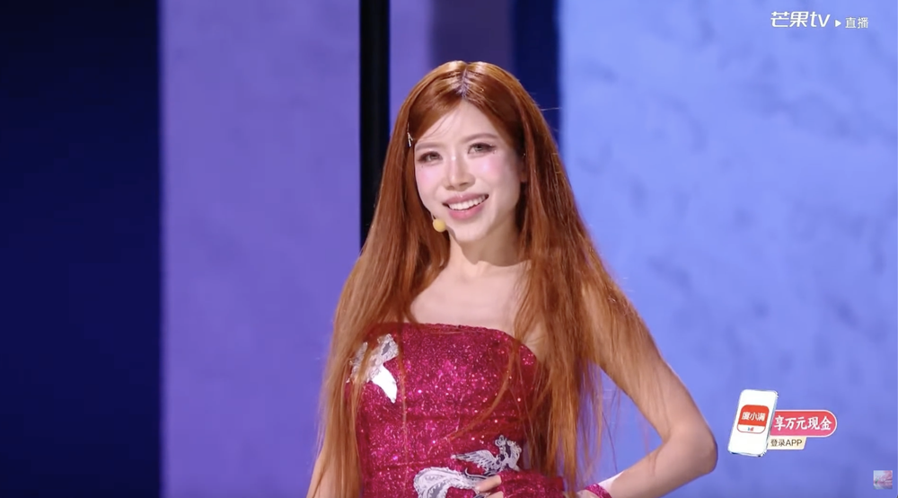 Trang Pháp chơi piano, múa cột ở mở màn “Đạp gió 2026” - Ảnh 2.