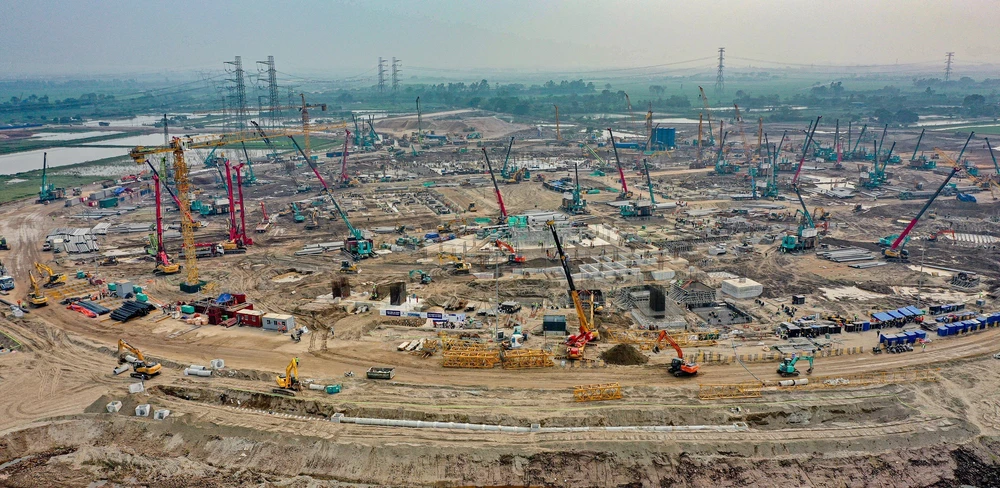 Hà Nội: Nhộn nhịp trên công trường dự án sân vận động Trống Đồng - Ảnh 1.