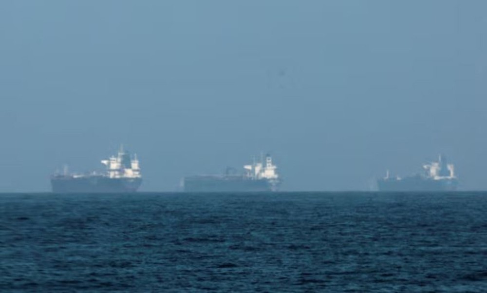 Xung đột tại Trung Đông: Iran cho phép tàu hàng thiết yếu qua eo biển Hormuz - Ảnh 1.