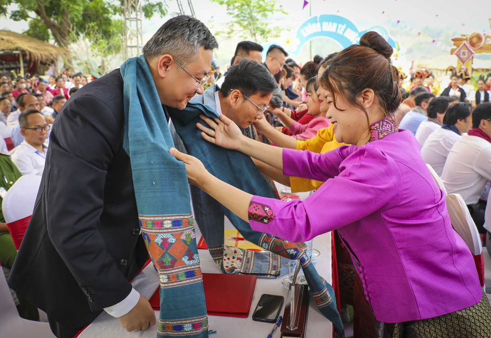 Tưng bừng Lễ hội Tết Té nước của người Lào ở Núa Ngam, tỉnh Điện Biên - Ảnh 6.