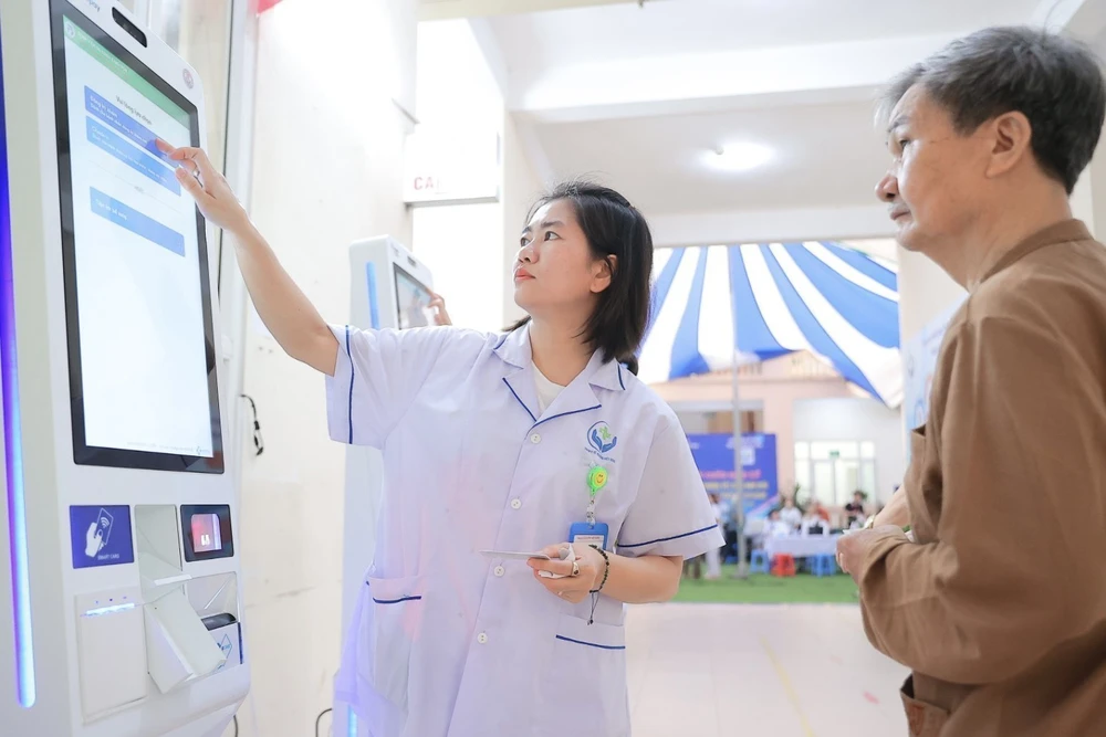 Hà Nội triển khai khám sức khỏe miễn phí cho hàng nghìn người cao tuổi - Ảnh 1.